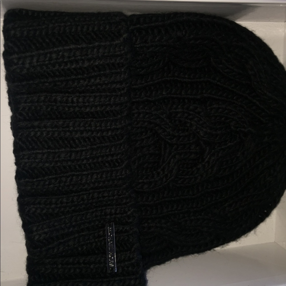 Michael Kors hat and gloves - Picture 3 of 6